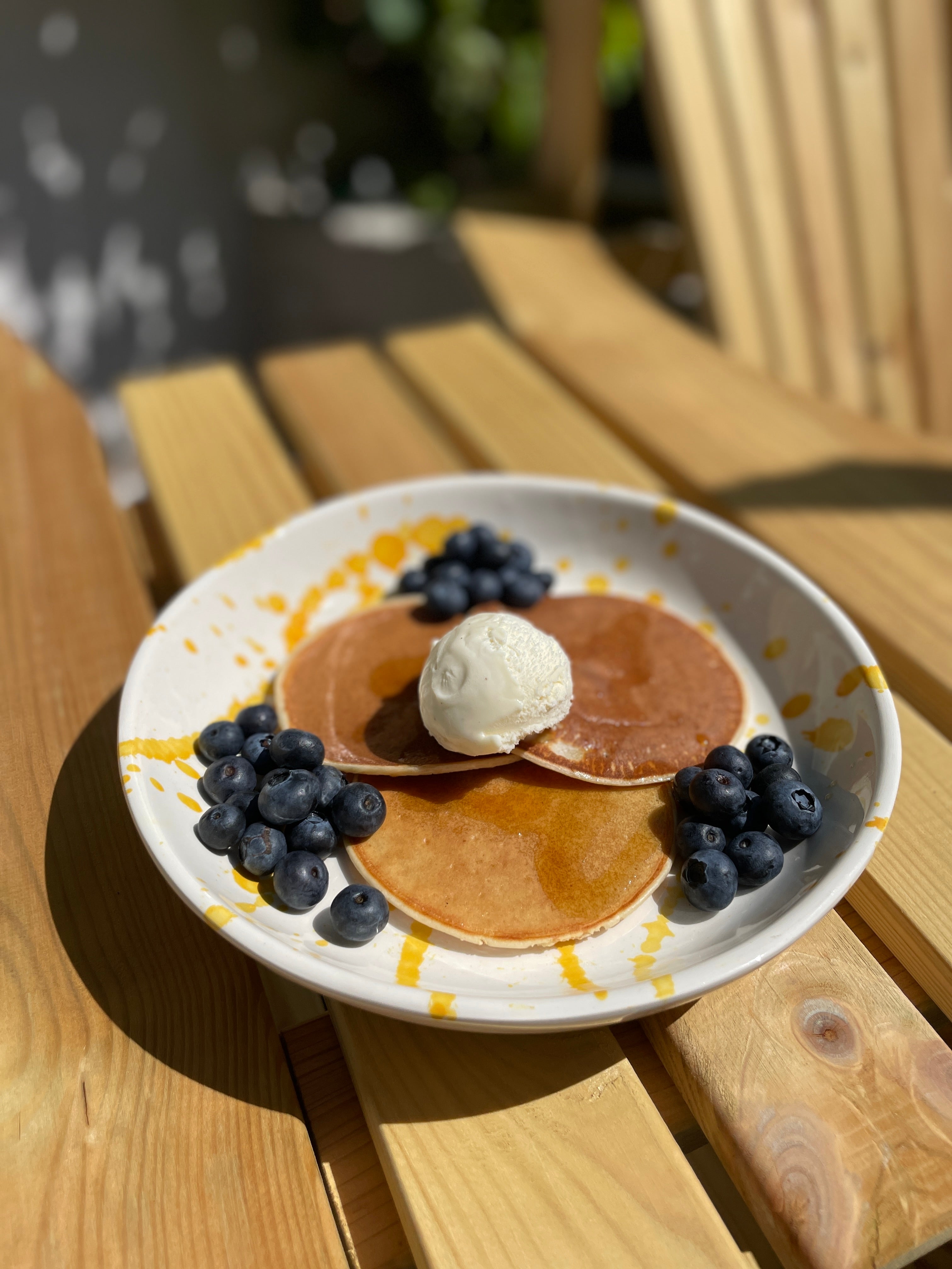 Pannenkoeken met bosbessen en vanille ijs